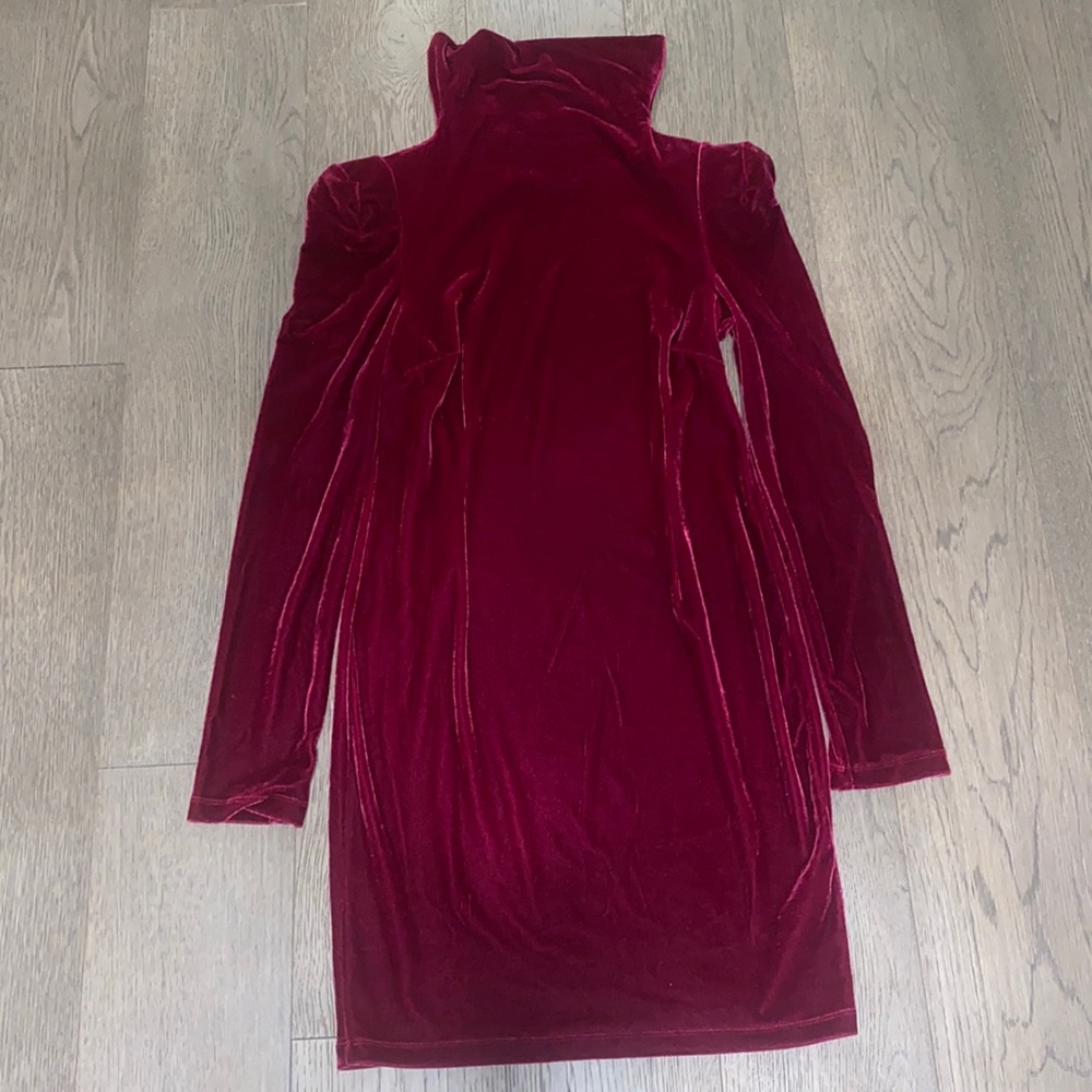 GUESS Velvet Turtleneck Long Sleeve Dress. US M. Red/Burgundy. Shoulder padding.